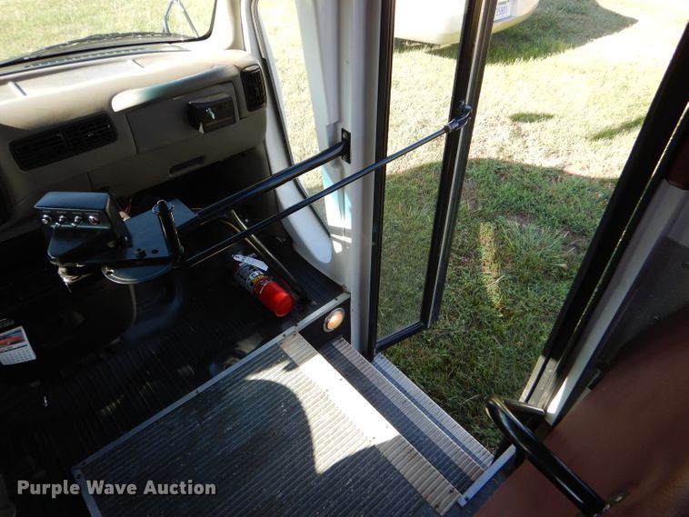 image for item GH9654 2001 Chevrolet Express 3500 Girardin school bus