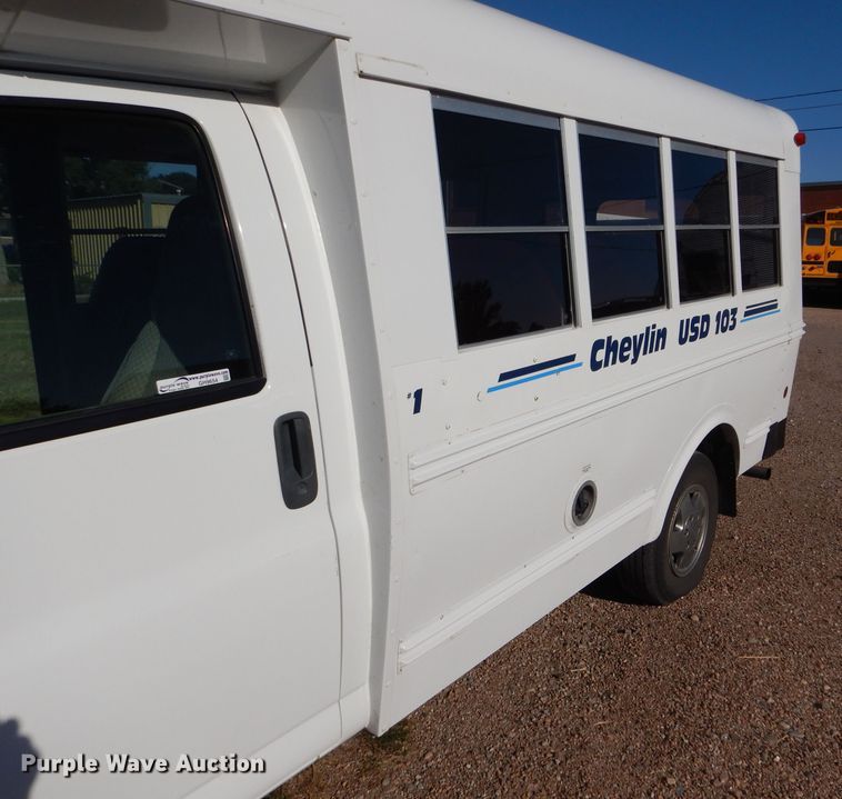 image for item GH9654 2001 Chevrolet Express 3500 Girardin school bus