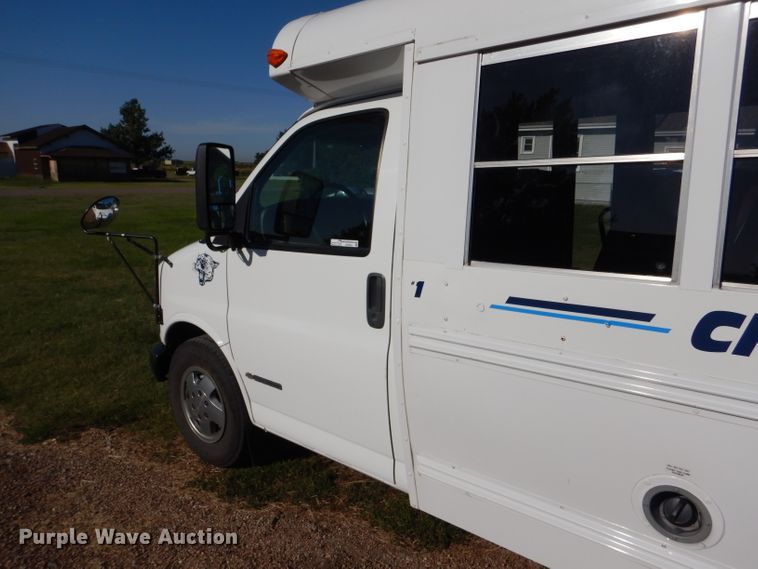 image for item GH9654 2001 Chevrolet Express 3500 Girardin school bus