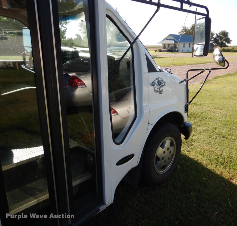 image for item GH9654 2001 Chevrolet Express 3500 Girardin school bus