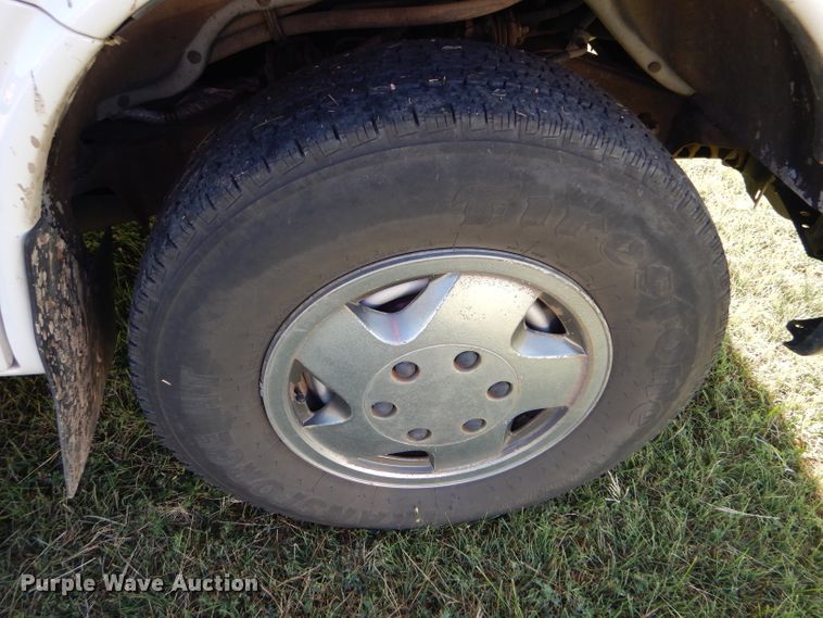 image for item GH9654 2001 Chevrolet Express 3500 Girardin school bus