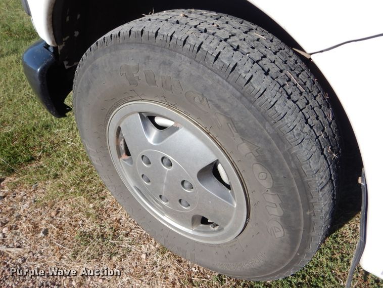 image for item GH9654 2001 Chevrolet Express 3500 Girardin school bus