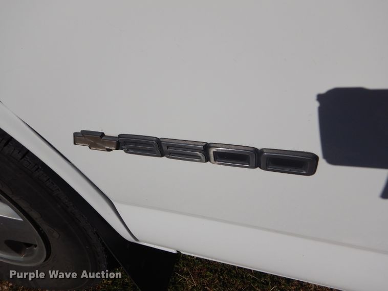 image for item GH9654 2001 Chevrolet Express 3500 Girardin school bus