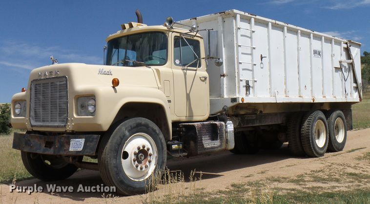 image for item DD6044 1966 Mack R611 grain truck