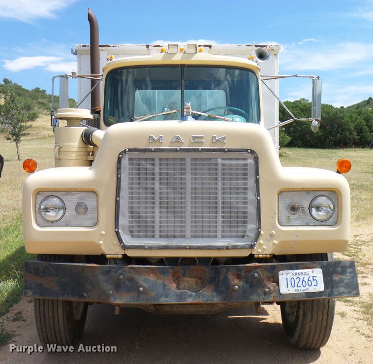 image for item DD6044 1966 Mack R611 grain truck