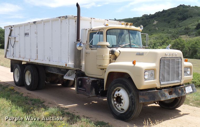 image for item DD6044 1966 Mack R611 grain truck