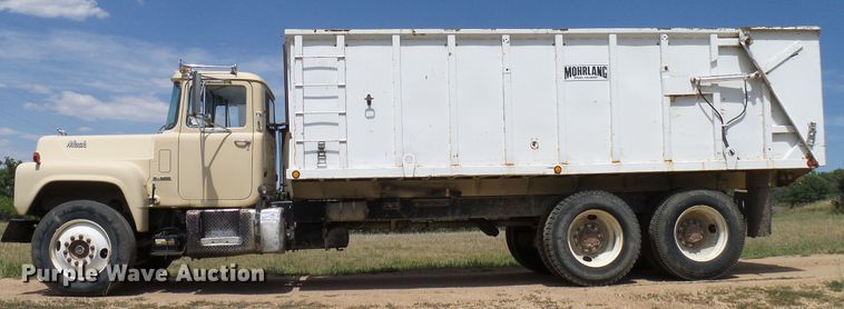 image for item DD6044 1966 Mack R611 grain truck