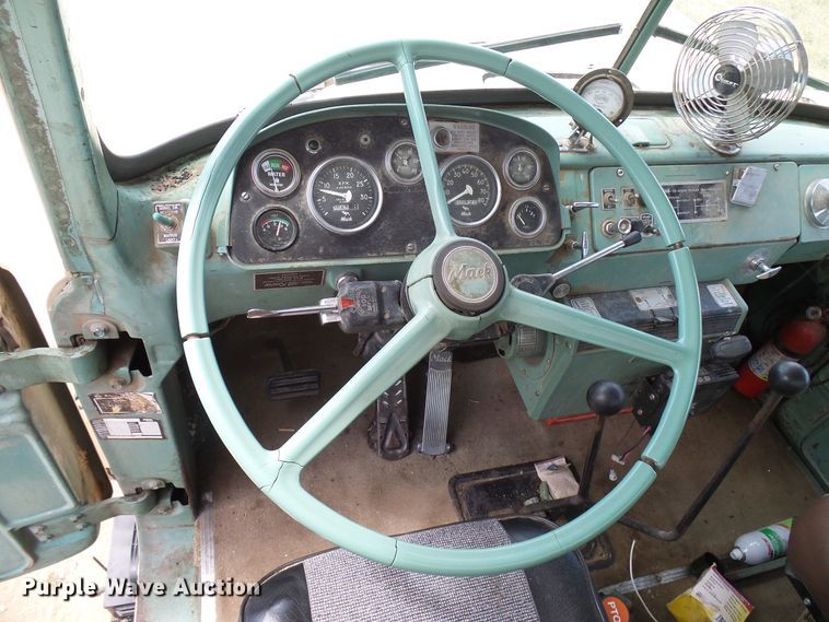 image for item DD6044 1966 Mack R611 grain truck