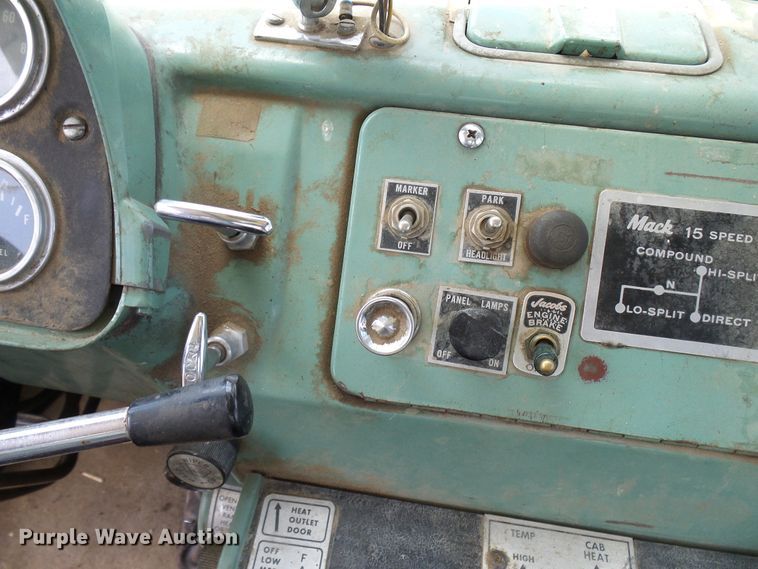 image for item DD6044 1966 Mack R611 grain truck