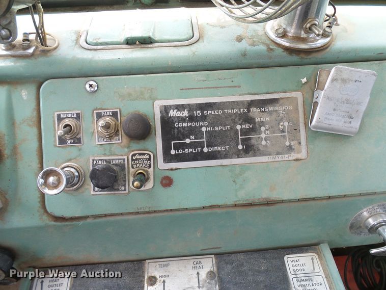 image for item DD6044 1966 Mack R611 grain truck