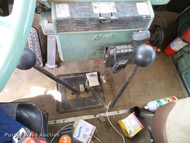 image for item DD6044 1966 Mack R611 grain truck