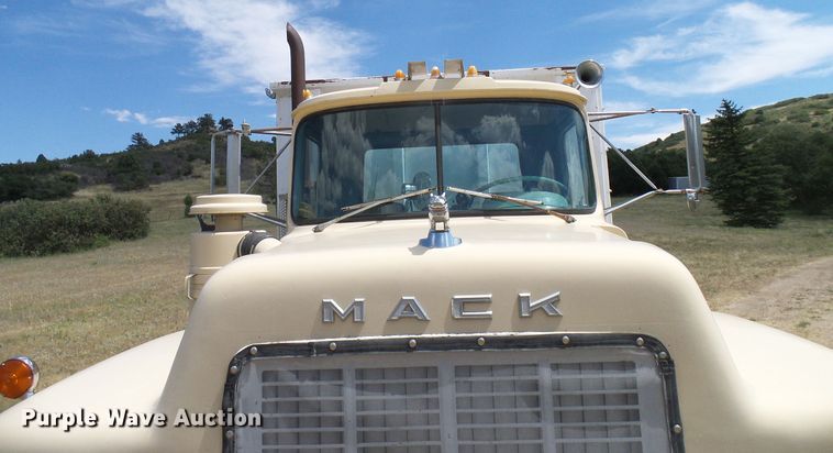 image for item DD6044 1966 Mack R611 grain truck