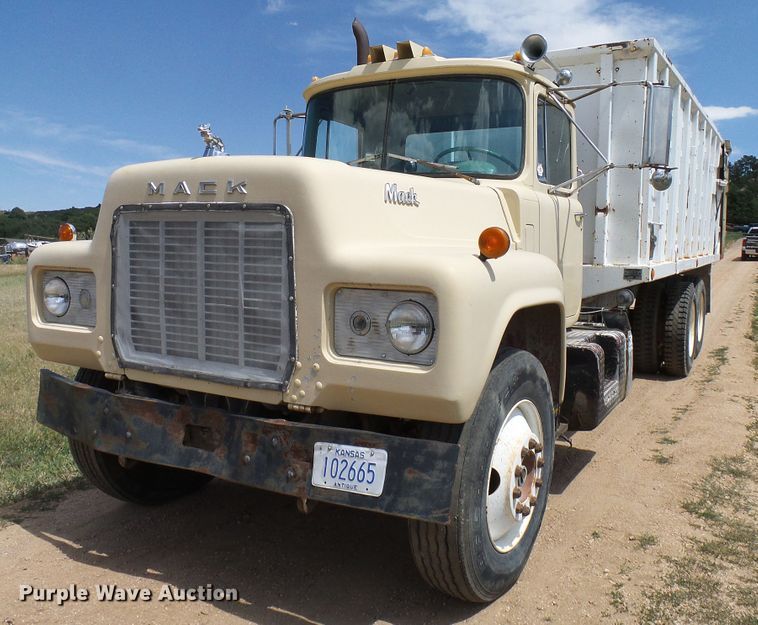 image for item DD6044 1966 Mack R611 grain truck
