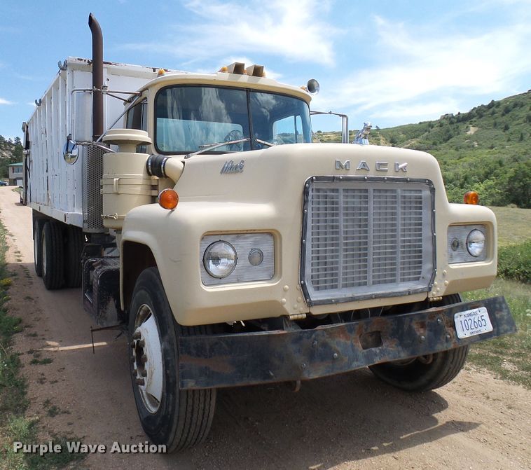 image for item DD6044 1966 Mack R611 grain truck