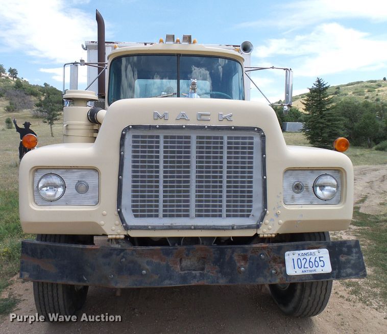 image for item DD6044 1966 Mack R611 grain truck