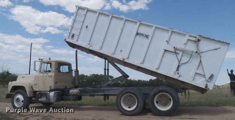 image for item DD6044 1966 Mack R611 grain truck