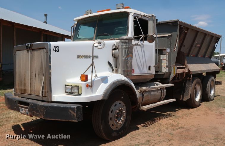 image for item DG4098 2001 Western Star 4964SX spreader truck