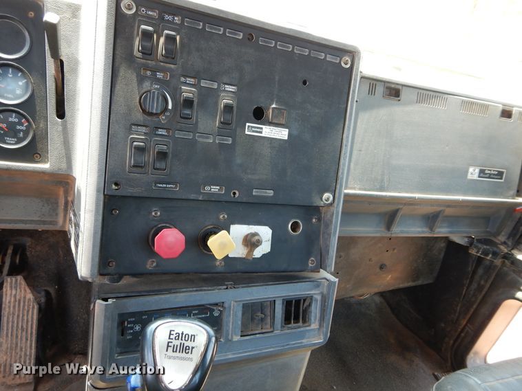 image for item DG4101 2002 Mack CL713 spreader truck