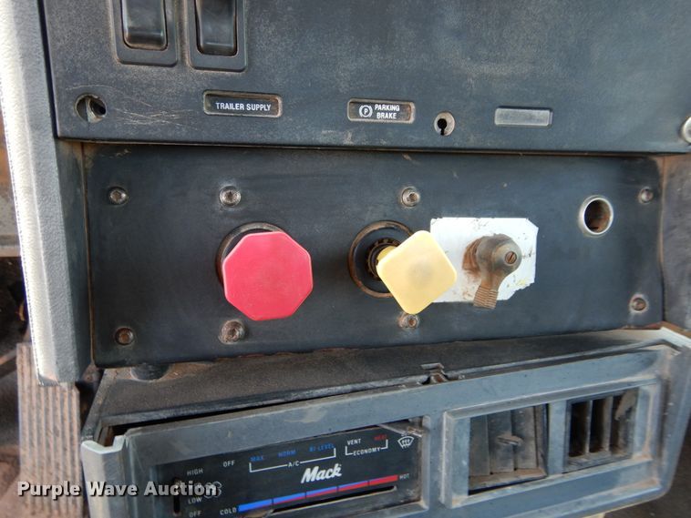 image for item DG4101 2002 Mack CL713 spreader truck