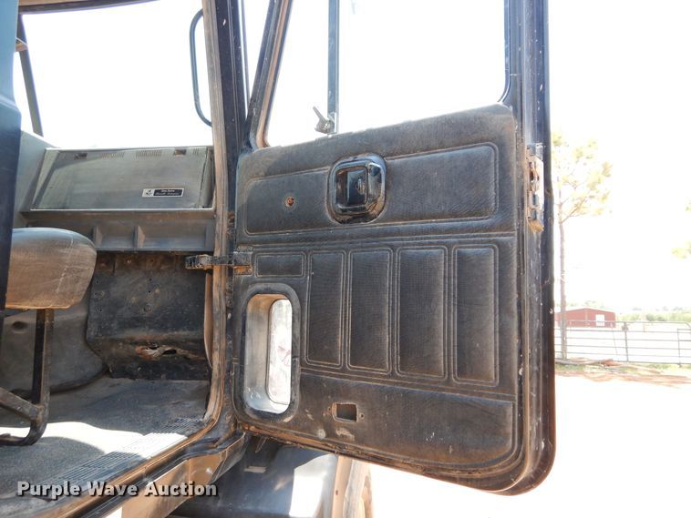 image for item DG4101 2002 Mack CL713 spreader truck