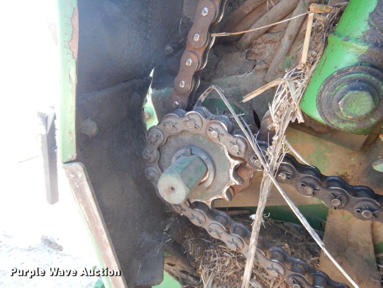 image for item DG5822 2009 John Deere 568 Mega Wide Plus round baler