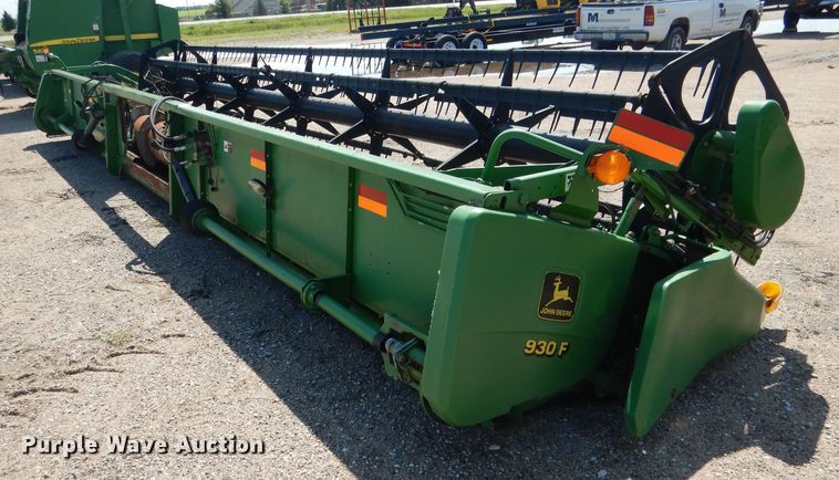 image for item DG5826 2001 John Deere 930F flex head