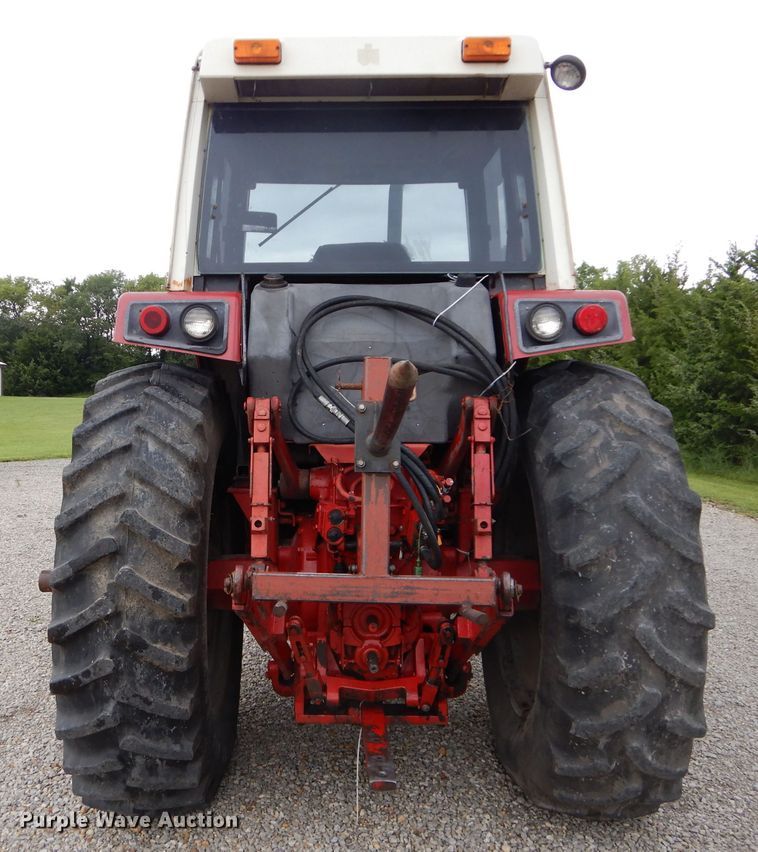 image for item DH2513 1981 International 1086 tractor