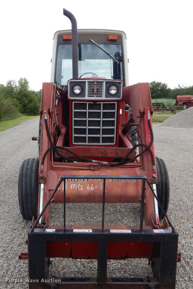 image for item DH2513 1981 International 1086 tractor