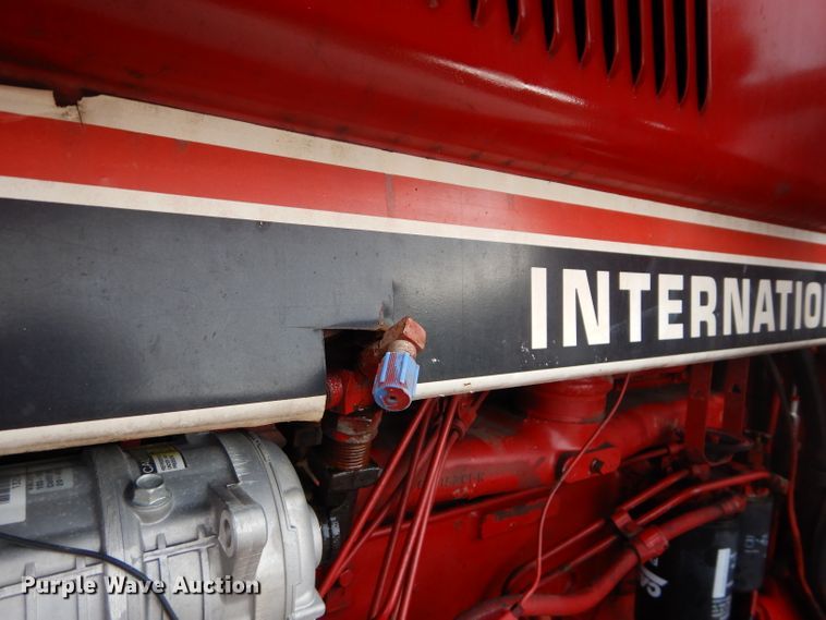 image for item DH2513 1981 International 1086 tractor