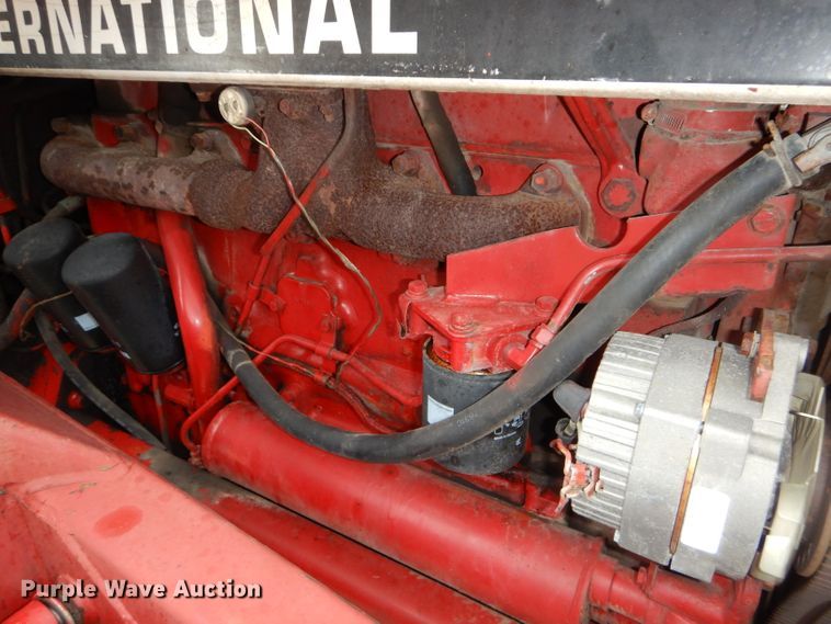 image for item DH2513 1981 International 1086 tractor