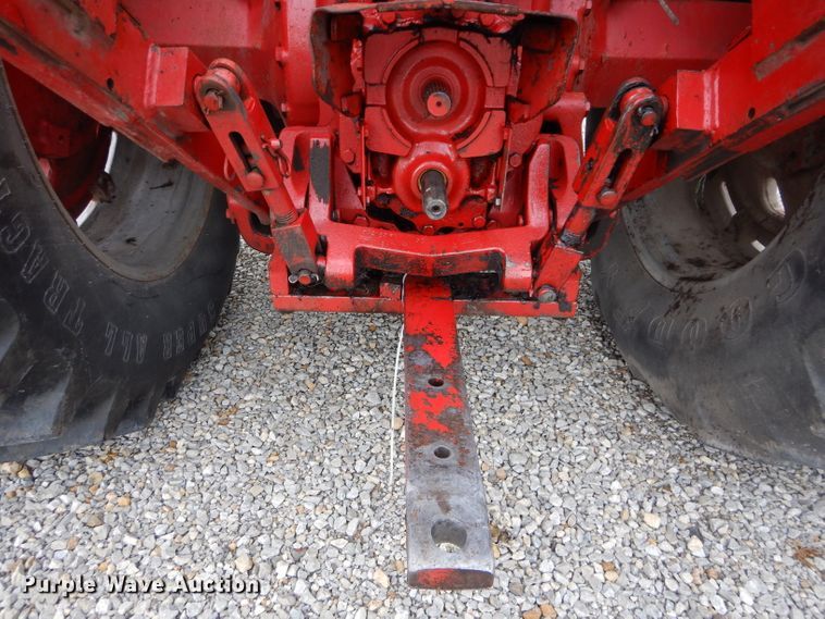 image for item DH2513 1981 International 1086 tractor