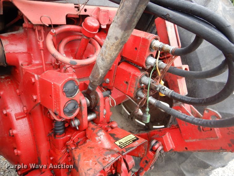 image for item DH2513 1981 International 1086 tractor