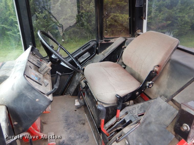 image for item DH2513 1981 International 1086 tractor