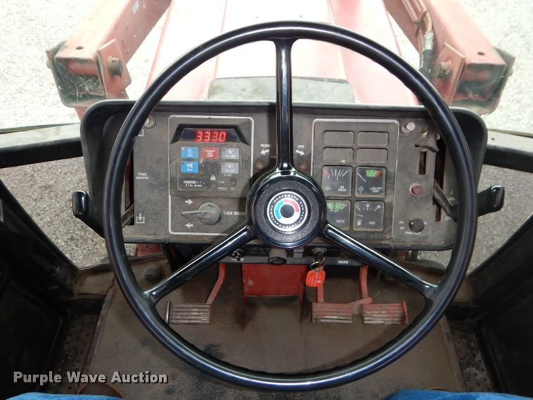 image for item DH2513 1981 International 1086 tractor
