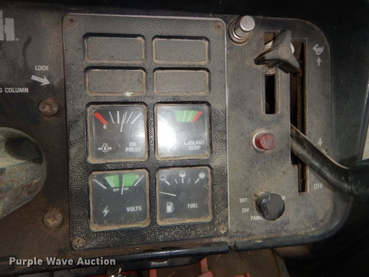 image for item DH2513 1981 International 1086 tractor