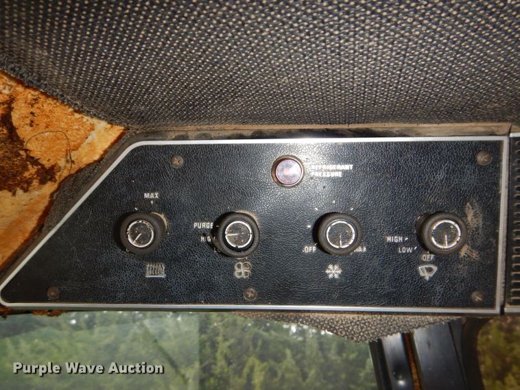 image for item DH2513 1981 International 1086 tractor