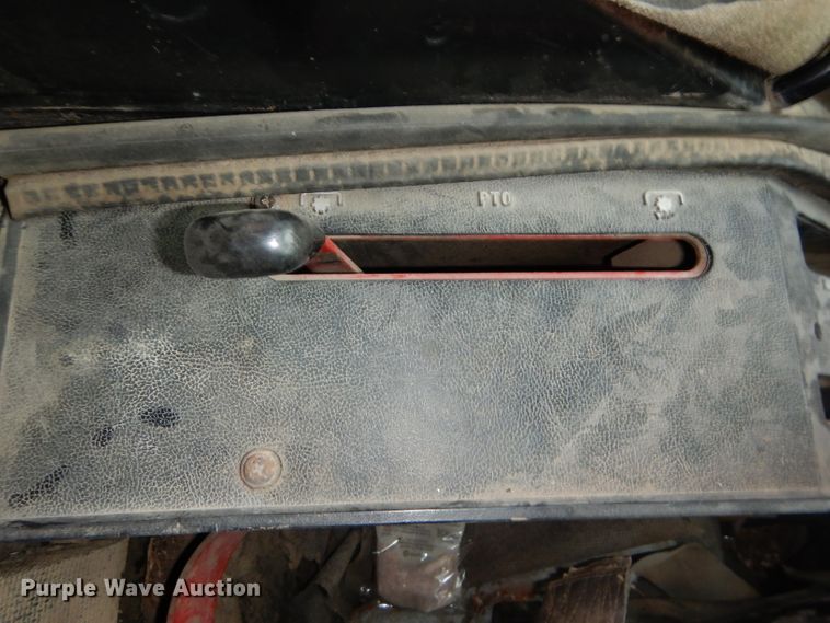 image for item DH2513 1981 International 1086 tractor