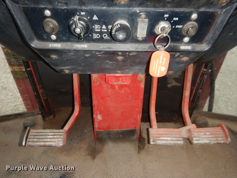 image for item DH2513 1981 International 1086 tractor