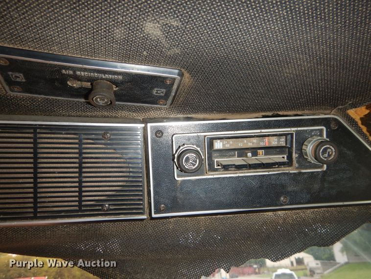 image for item DH2513 1981 International 1086 tractor