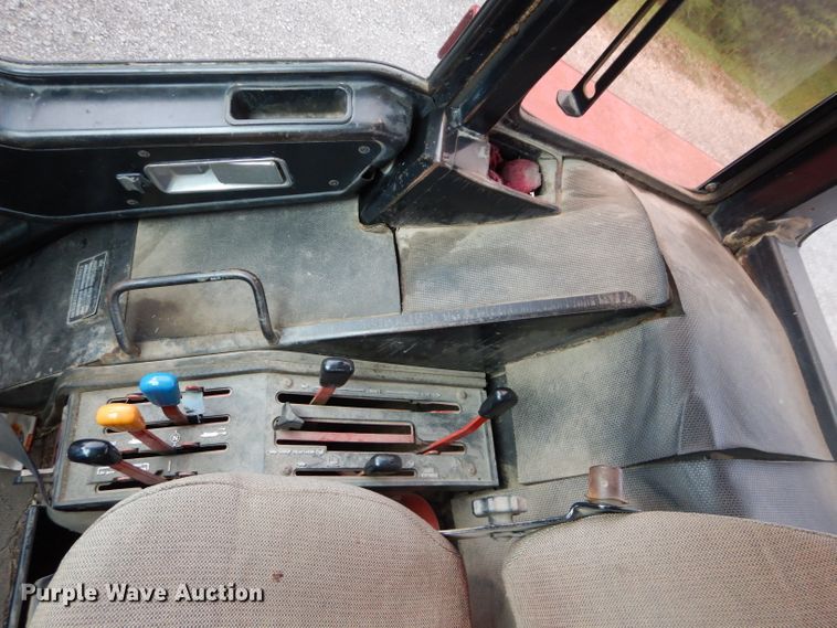 image for item DH2513 1981 International 1086 tractor