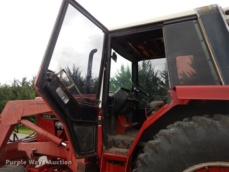 image for item DH2513 1981 International 1086 tractor