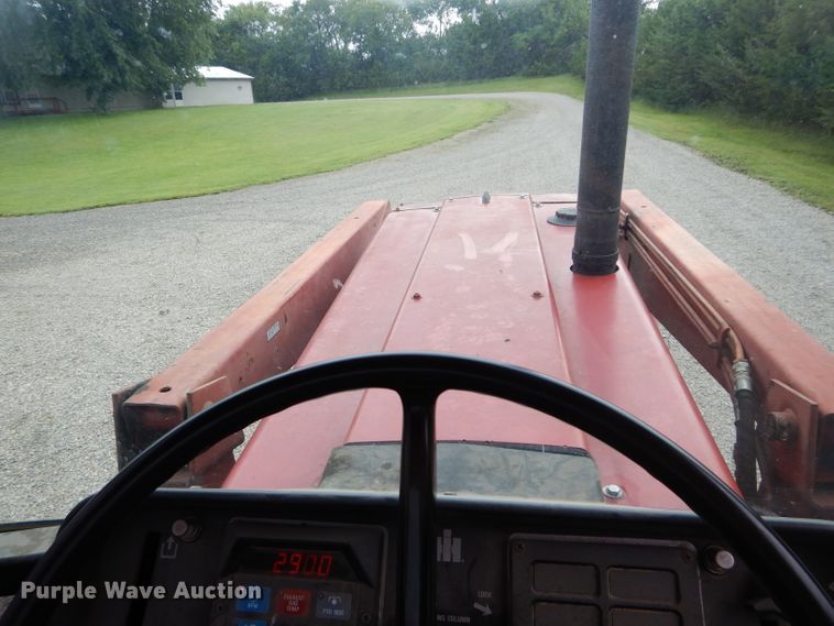 image for item DH2513 1981 International 1086 tractor