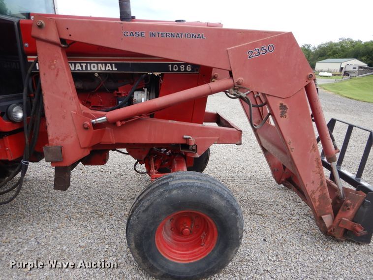 image for item DH2513 1981 International 1086 tractor