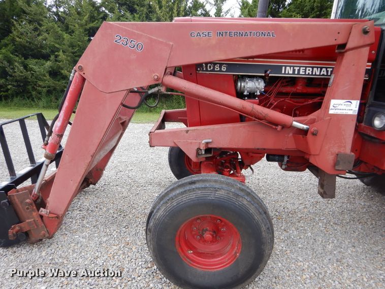 image for item DH2513 1981 International 1086 tractor