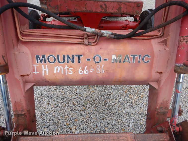 image for item DH2513 1981 International 1086 tractor