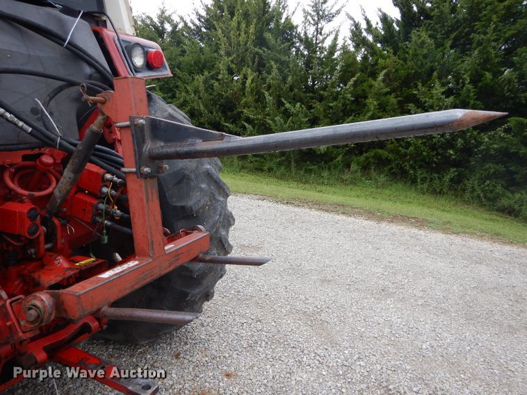 image for item DH2513 1981 International 1086 tractor