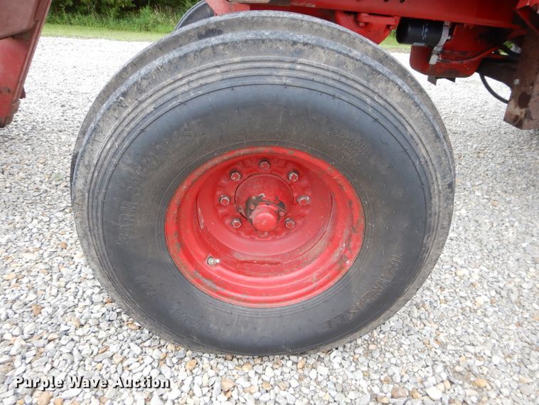 image for item DH2513 1981 International 1086 tractor