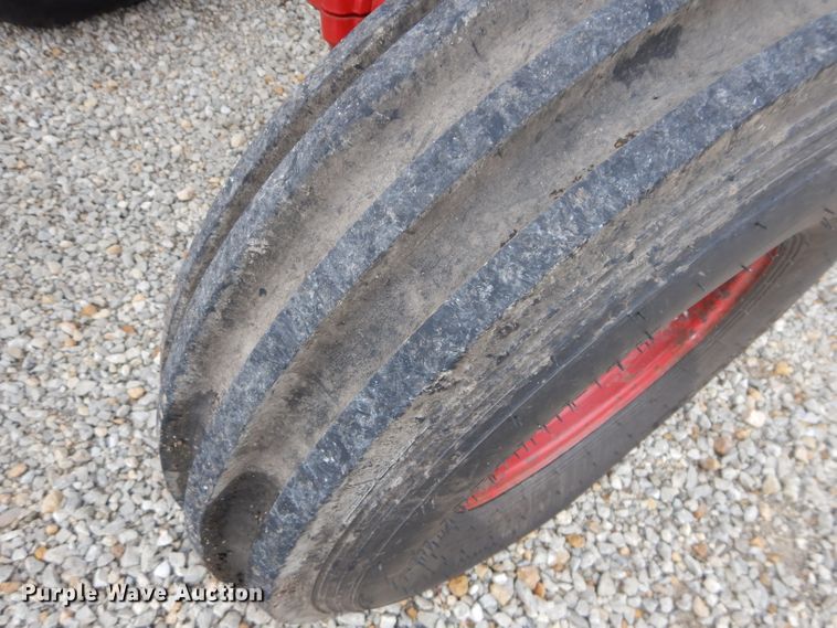 image for item DH2513 1981 International 1086 tractor