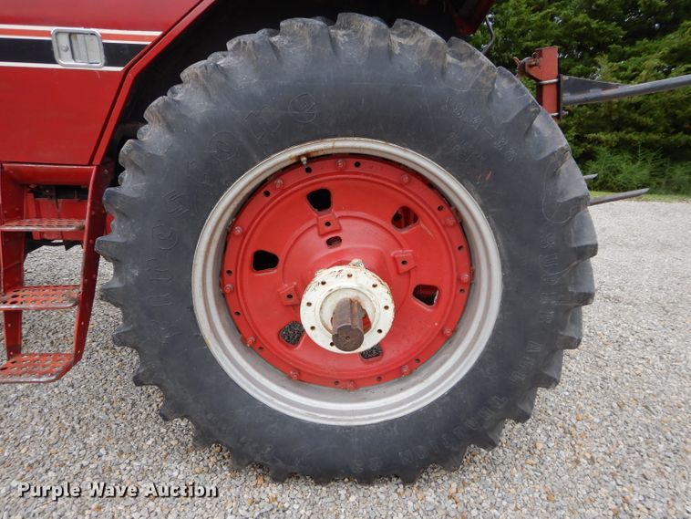 image for item DH2513 1981 International 1086 tractor