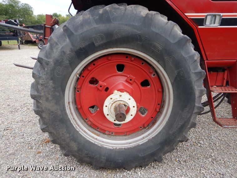 image for item DH2513 1981 International 1086 tractor